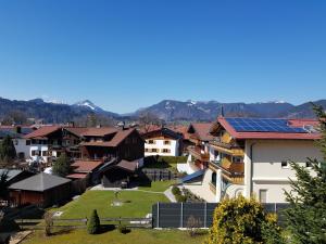 un grupo de casas con paneles solares en sus tejados en Ferienwohnung Krüger, en Oberstdorf