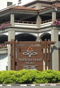 um sinal em frente a um hotel em Homestay Melaka Mahkota Melaya Raya em Malaca