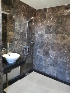 bagno con lavandino e doccia di Fratini's Hotel Labuan a Labuan