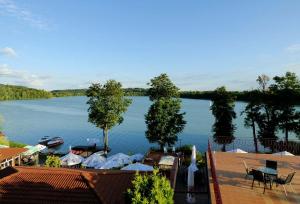 widok na duże jezioro z łodziami w nim w obiekcie Eva w mieście Mrągowo