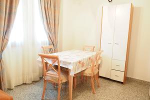 a small kitchen with a table and chairs at L'incanto Di Boccadarno in Marina di Pisa