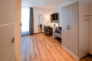 a living room with a desk and a room with a deskictericterictericter at Zeitlos Boutiquehotel in Limburg an der Lahn