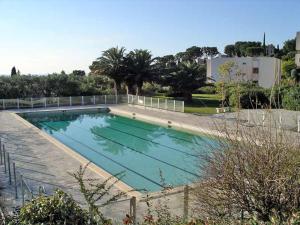 uma grande piscina com água azul em Magnifique vue baie et Cap Canaille Parking/Piscine em Cassis