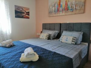 Un pat sau paturi într-o cameră la LibeTrogir