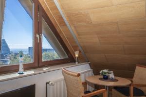 a room with a table and a window at Ostseehaus Petersen in Grömitz