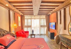 麗江市にあるOld Story Inn Lijiang Old Townのリビングルーム(赤いソファ、赤い椅子付)