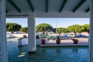 un vestíbulo con vistas a una piscina con macetas en Agi Casa Puerto, en Roses