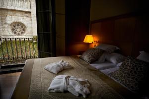 Cama o camas de una habitación en Nexus Valladolid Suites & Hotel