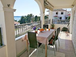 una mesa en un balcón con vistas al agua en LibeTrogir en Trogir