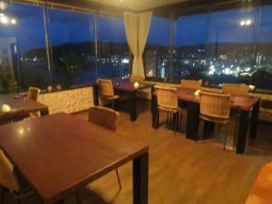 Un restaurant u otro lugar para comer en Beach Commune Simploose (Adult Only)