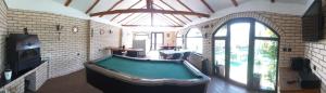 a room with a pool table in a house at Cabana Plapumioara in Eşelniţa