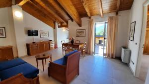 uma sala de estar com um sofá azul e uma mesa em Residence L'Ulivo em Bellagio
