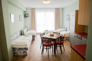 トゥルノフにあるStudia a apartmány U Karlaのテーブルと椅子、キッチンが備わる客室です。