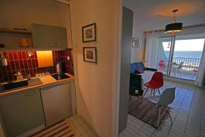 eine Küche und ein Wohnzimmer mit Meerblick in der Unterkunft Studio de 33 m2, vue et bord de mer, parking in La Grande-Motte