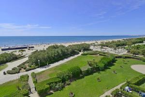 an aerial view of a park next to the beach at Studio de 33 m2, vue et bord de mer, parking in La Grande-Motte