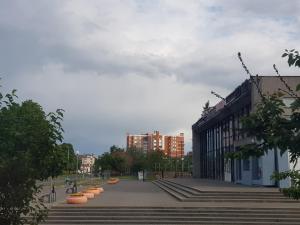 une rue dans une ville avec quelques bâtiments et des arbres dans l'établissement Apartment on Zoe Kosmodemyanskoy, à Pinsk