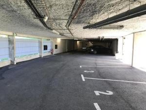 garaż z zaparkowanym samochodem w obiekcie Best Western Plus Hotel Divona Cahors w mieście Cahors