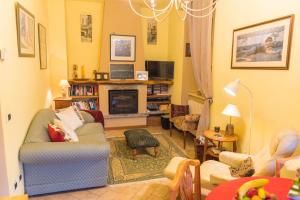- un salon avec un canapé et une cheminée dans l'établissement Casa Bellagina, à Bellagio