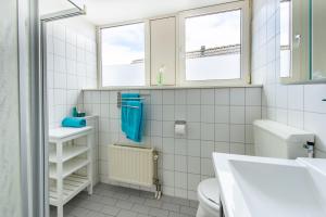 ein Badezimmer mit Toilette und Waschbecken in der Unterkunft Antibes 262 - Kustpark Village Scaldia in Hoofdplaat + 27 Fotos