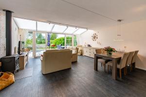 ein Wohnzimmer mit Tisch und ein Esszimmer in der Unterkunft Antibes 262 - Kustpark Village Scaldia in Hoofdplaat