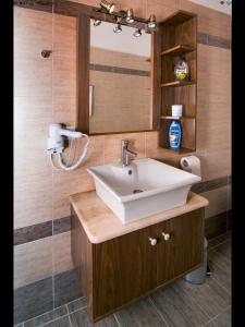 スカラ・カリラキスにあるStelios Apartmentsのバスルーム(洗面台、鏡付)
