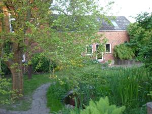 a garden in front of a brick house at Ferienwohnung Radszys in Bleckede