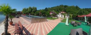 um resort com um relvado verde e uma piscina em Cabana Plapumioara em Eşelniţa