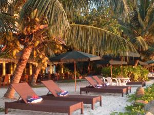 Taman di luar Palm Beach Hotel