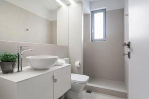 Ванная комната в Stylish & perfectly located apartment, (Ermou st)