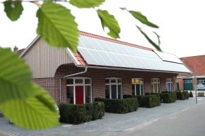 un edificio de ladrillo rojo con paneles solares en Göcke's Haus und Garten - Remise, en Wettringen