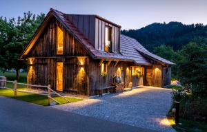 古塔赫Scheune Anni的一座带灯的大型木屋