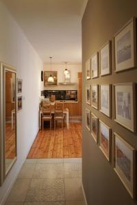 um corredor que leva a uma sala de jantar e cozinha com quadros na parede em Stylowy Apartament w Kamienicy em Chełm