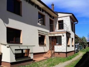 una gran casa blanca con la parte delantera en Apartmán Silvia en Pribylina