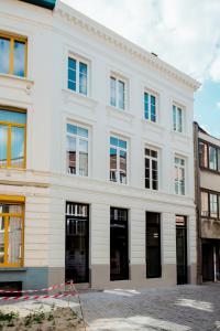 une image d'un bâtiment blanc avec fenêtres dans l'établissement Heirloom Hotels - The Librarian, à Gand