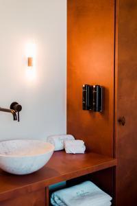 A bathroom at Heirloom Hotels - The Librarian