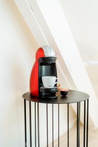 een koffiezetapparaat bovenop een tafel bij Heirloom Hotels - The Librarian in Gent