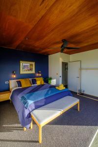 En eller flere senge i et værelse på Fiordland Eco-Retreat -- Panoramic Views -- Hot Tub