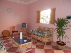 a living room with a couch and a table at Villa Diletta Luxor in Luxor