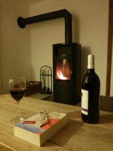 - une bouteille de vin et un verre sur une table dans l'établissement Altes Fischerhaus, à Maasholm