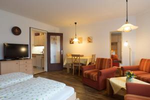 una camera d'albergo con letto e soggiorno di Ferienwohnung Volkmer a Oberstdorf