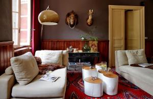 - un salon avec un canapé et une table dans l'établissement Domaine Des Agnelles, à Villedaigne