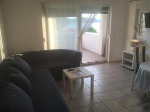 Uma área de estar em Apartments Maleo