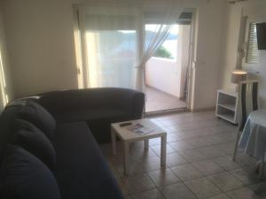 salon z kanapą i stołem w obiekcie Apartments Maleo w mieście Sveti Petar