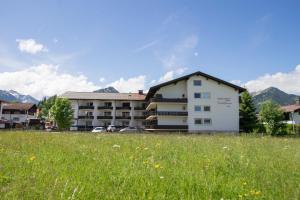 a building with a grass field in front of a building at Ferienwohnung Boland in Oberstdorf