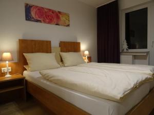 Postel nebo postele na pokoji v ubytování Aktiv Hotel Winterberg