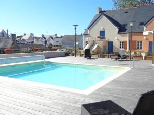 Bazén v ubytování Guilvinec Parc Residence nebo v jeho okolí