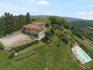 Cossano BelboにあるAgriturismo La Rovereの家屋とスイミングプールの空中を望む
