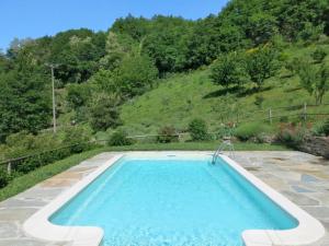 A piscina localizada em Agriturismo La Rovere ou nos arredores