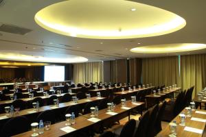 ein großer Konferenzraum mit Tischen und Stühlen in der Unterkunft Soll Marina Hotel Serpong in Serpong