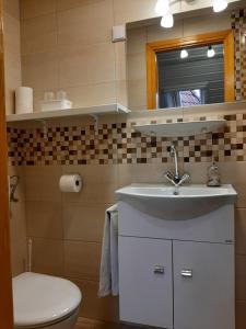A bathroom at HARTMANN PANZIÓ Még 28 kép